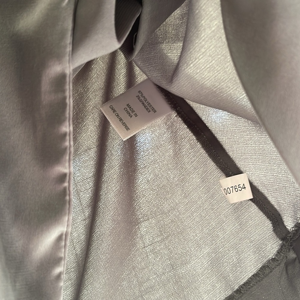 Woman’s New York & Company stretch blouse - Picture 10 of 10